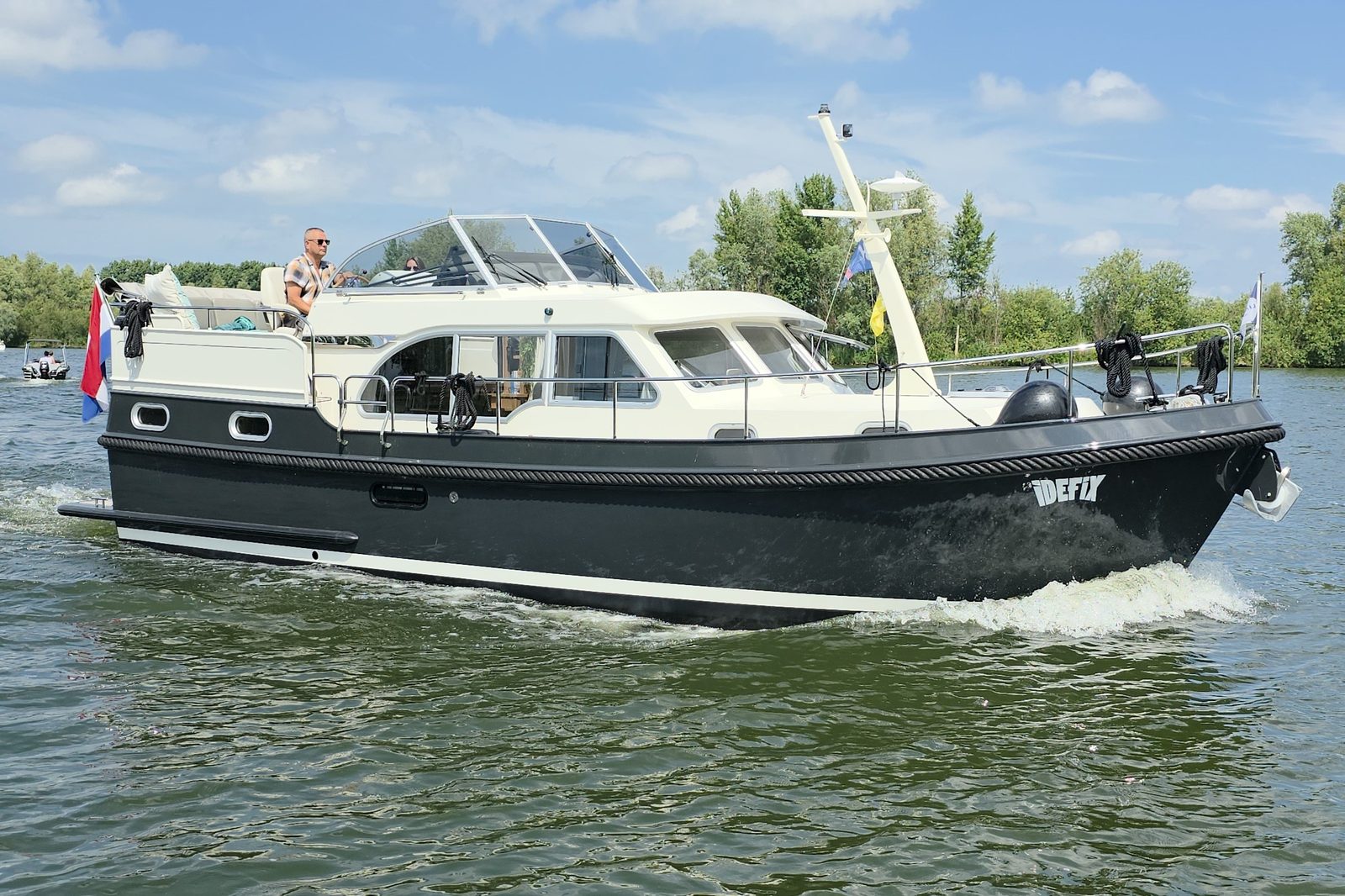 Linssen jacht Idefix op de Randmeren