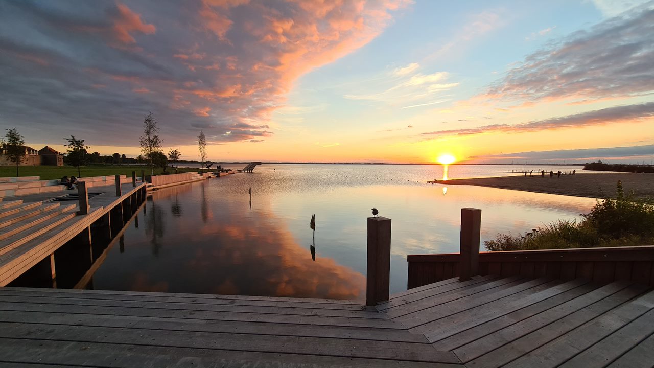 Zonsondergang boven het Veluwemeer bij de thuishaven